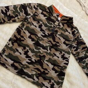 Kids Camo 1/4 zip fleece. Size 7X/XL